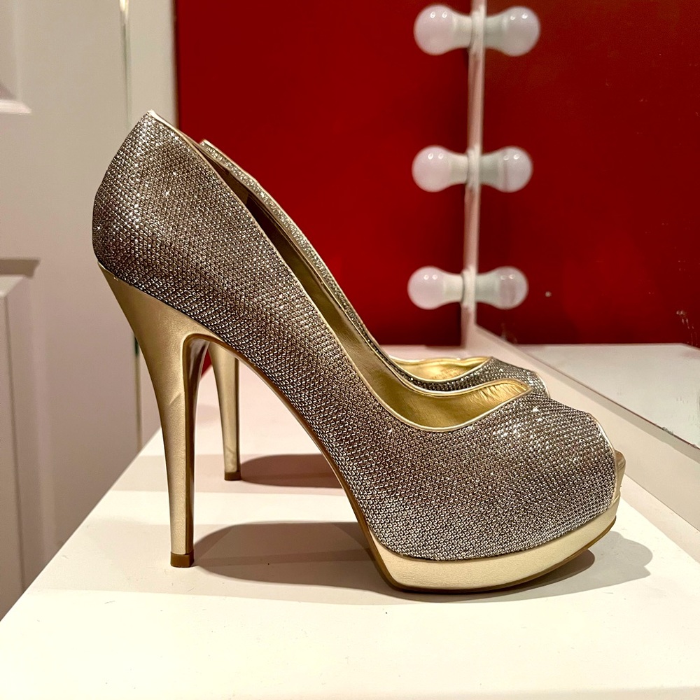 Guess Gold Multi Fabric Heel, size 8
